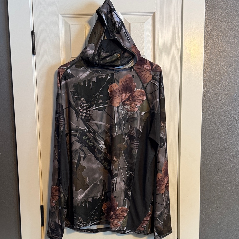 Amazing men’s size Large Bassdash ploy spandex full gator light weight hoodie.